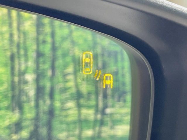 【ブラインドスポットモニタリング】走行中、ドアミラーの死角になりやすい箇所に後続車が接近するとサイドミラー付近に警告を表示、ドライバーに注意喚起をしてくれます。