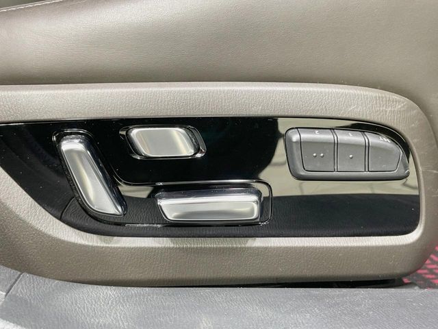 【パワーシート】スイッチ一つで簡単にシートの微調整が可能！電動だから力もいりません！快適なシートポジションにセットして、快適なドライブをお楽しみください。