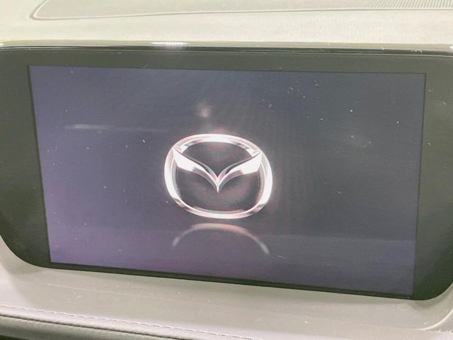 【マツダコネクトナビ】車内の雰囲気にマッチした一体型タイプのナビ。各種車輌設定やBluetooth再生等、様々な機能が楽しめます。直感的なダイヤル操作が可能で、使い勝手も良好です。