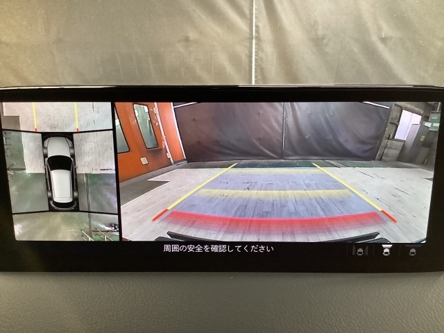 狭い場所での駐車やすれ違いなどでより的確な運転操作に役立つ360°ビューモニターが装備されています。
