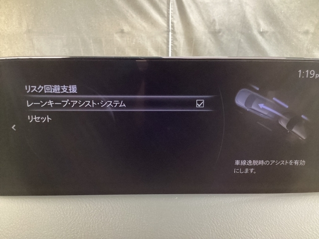 ハンドル操作をアシストすることにより車線からの逸脱回避を支援します。