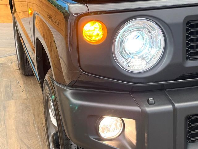 【LEDヘッドライト】悪天候や夜間走行時も良好な視界を確保し安心して運転できる高輝度LEDヘッドライトを装備！点灯速度が早く、消費電力も抑えられています。
