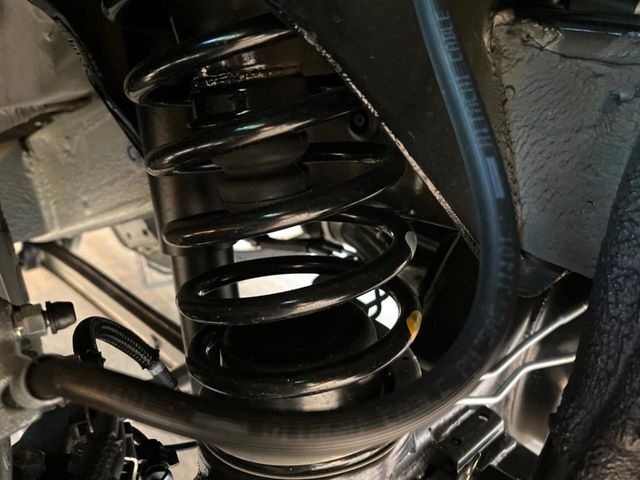 お車を安心してお乗りいただく為には、足回りの定期点検が欠かせません。サービスサポート（有償保証）では無料点検もご提供しており、安心のカーライフをお過ごしいただけるサポート体制が整っています。
