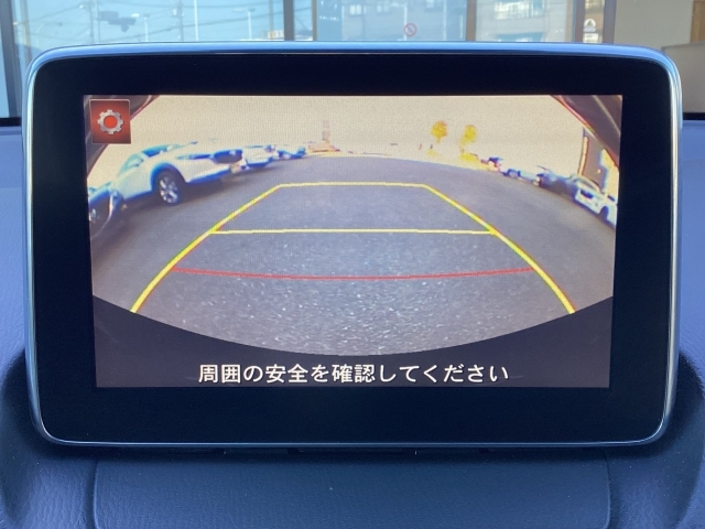 後方確認お助け装備バックカメラ装着車です♪車庫入れも楽々安心です♪バック時は目視確認も忘れずにね♪