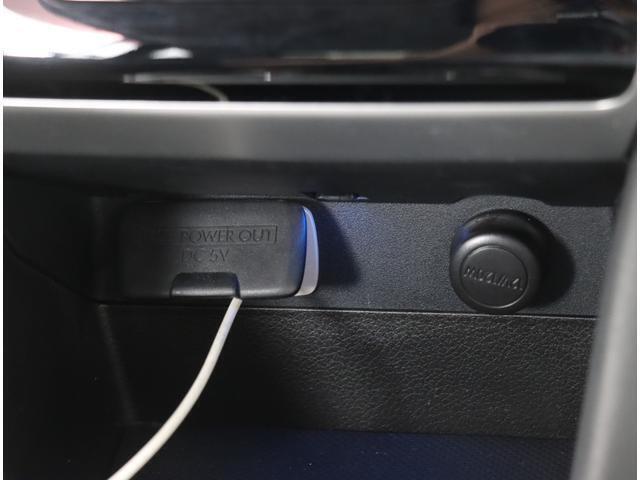 USB電源が2か所とシガーソケットが装備！ドライブ中の携帯電話等の充電にも便利です！