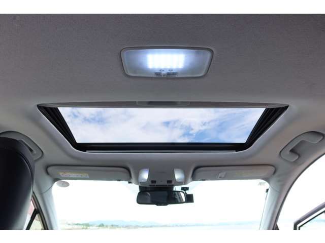 【サンルーフ】もついております！純正オプション品であり、新車購入時につけておかなければいけません！後付不可の装備です！サンルーフ付きのプリウスは当店のこだわり装備！なかなか出回っておりませんよ！☆☆☆