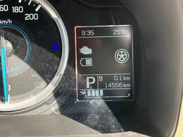 液晶ディスプレイはシフトレバー位置表示や燃料残量計、走行距離、燃費表示、エコフロー表示、時間、外気温などの表示が可能！