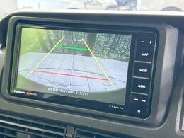 【バックカメラ】駐車時に後方がリアルタイム映像で確認できます。大型商業施設や立体駐車場での駐車時や、夜間のバック時に大活躍！運転スキルに関わらず、今や必須となった装備のひとつです！