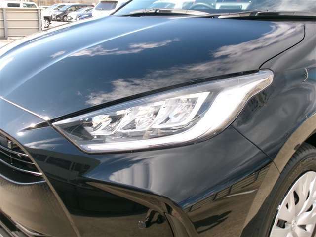 LEDヘッドライトで、明るさはもちろん省エネで環境にもやさしく、夜間の走行や悪天候でも安心です。しかも長寿命！