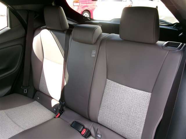 大人でも十分な後席空間です。近場はもちろん、長距離の移動でも楽ですね！