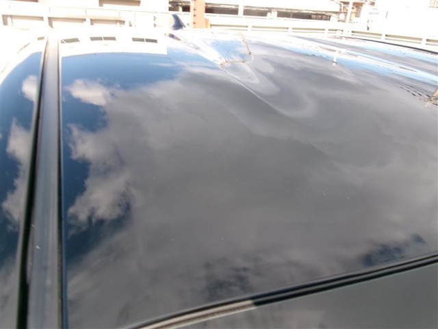 ルーフは目立つキズやへこみなどはない状態です。