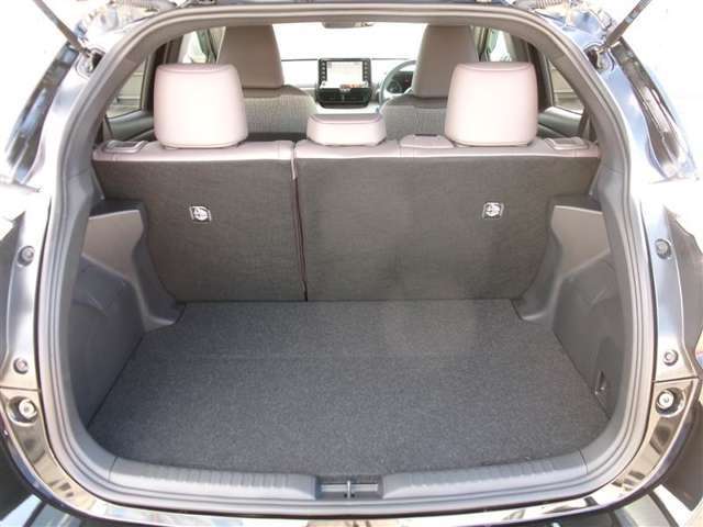ラゲッジスペースは十分な広さを確保しています。日常のお買い物にも大活躍！積み下ろしも楽々ですよ。
