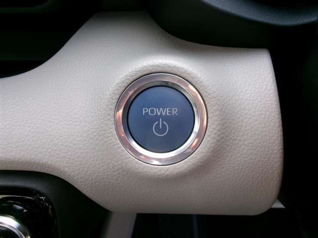 スマートキー＆プッシュスタートスイッチ。鍵を取り出す手間が省け、ドアノブに触れるだけでドアの開錠や施錠ができます。荷物を沢山持っているときや、雨天時にも助かりますね。