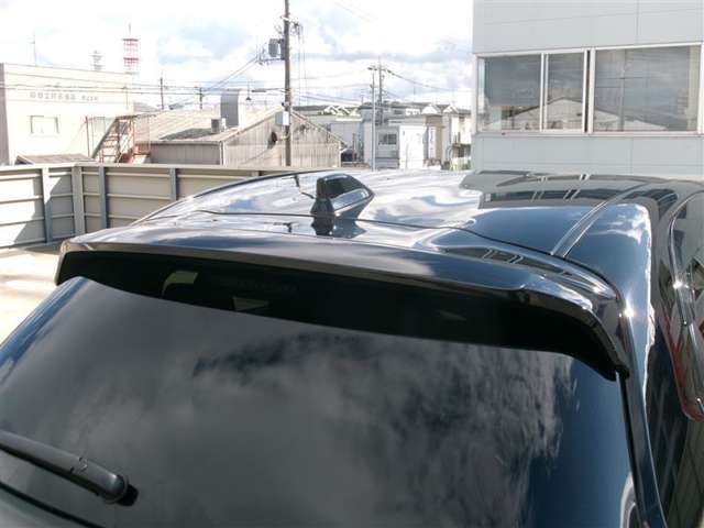 ブラックのリアスポイラーが、スポーティーな雰囲気をアップさせます！