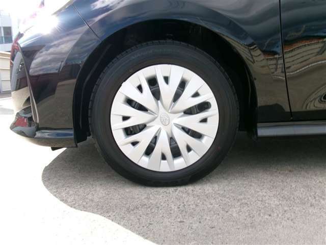 純正スチールホイール＆ホイールキャップで足元もすっきりです。