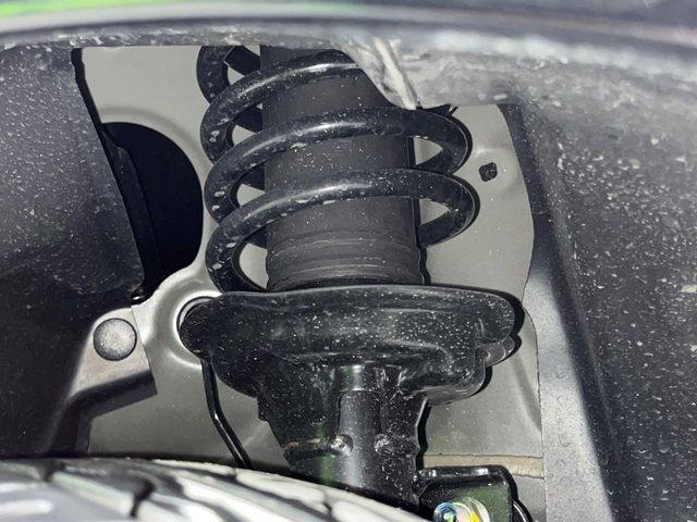 お車を安心してお乗りいただく為には、足回りの定期点検が欠かせません。サービスサポート（有償保証）では無料点検もご提供しており、安心のカーライフをお過ごしいただけるサポート体制が整っています。