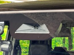 【ホンダセンシング】走行中に前方の車両等を認識し、衝突しそうな時は警報とブレーキで衝突回避と被害軽減をアシスト。より安全にドライブをお楽しみいただけます。