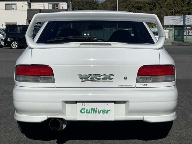 なかなか見ることのできないアンダーフロアですがスポーツカー選びの重要なチェックポイントです。当車両には、フロア・フレームに損傷、歪みなどもありません。