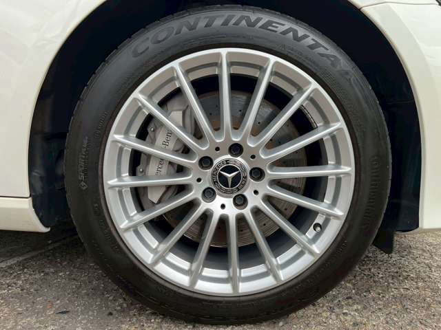 後期型ならではの革新のインフォテイメントシステム MBUXが搭載された12.3インチワイドディスプレイに360°カメラシステム