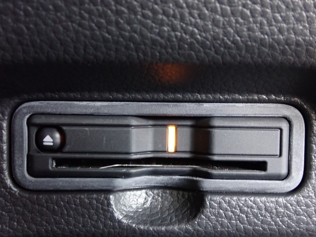 ■【ETC車載器】が装備されています。セットアップをしてお渡しとなり、ETCカードを差し込むだけで高速道路の利用が可能です。