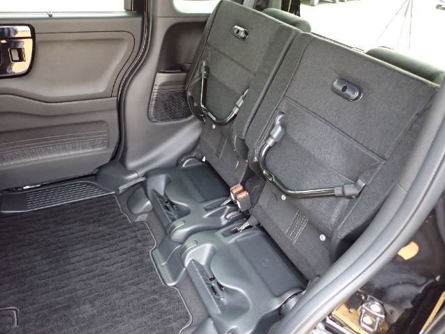 ◆チップアップ＆ダイブダウン機構付【ULTR SEAT】は後席座面を左右分割で跳ね上げることができます。トランクで積載できない背の高い荷物をラクラク収納できます。ホンダ車ならではの人気装備です。