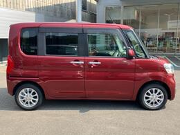 車体色は落ち着いた雰囲気のレッドです。