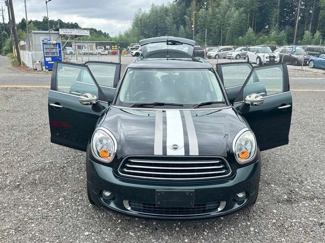 中古車販売を主軸に買取、保険、レッカーなど自動車関連を幅広く行っております。