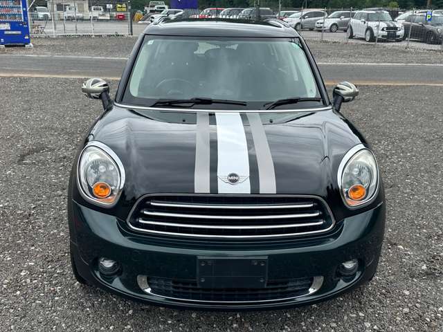 中古車販売を主軸に買取、保険、レッカーなど自動車関連を幅広く行っております。