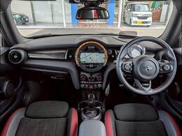 MINIならではのコックピット！！高級感があり、かつシンプルなデザインが飽きがこないとご好評いただいております。スイッチ一つ一つにも「こだわり」とセンスを感じます。