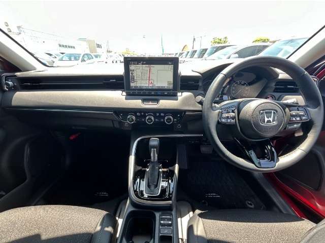 【インパネ全体】手が届きやすく、どなたでも運転しやすいです。シンプルで使いやすい設計になっています！