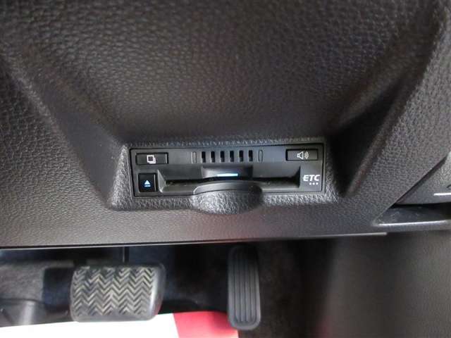 ビルトインタイプのETCで車内の収まりもスッキリ！　高速を使う方は必須のオプションですね！