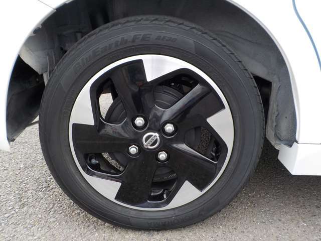 純正14インチアルミホイールに、155/65R14タイヤを装着しております。