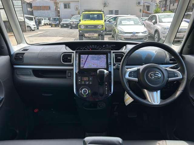 ★車内は広々として、視界良好です♪インパネ周りもスッキリしています♪