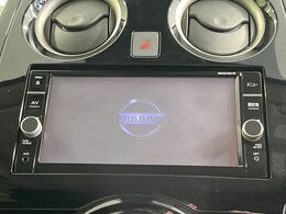 【純正ナビ】人気の純正ナビを装備しております。ナビの使いやすさはもちろん、オーディオ機能も充実！キャンプや旅行はもちろん、通勤や買い物など普段のドライブも楽しくなるはず♪