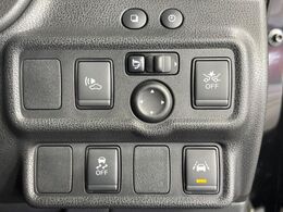 【エマージェンシーブレーキ】走行中に前方の車両等を認識し、衝突しそうな時は警報とブレーキで衝突回避と被害軽減をアシスト。より安全にドライブをお楽しみいただけます。