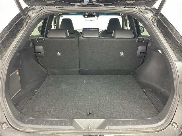 【トランク】積み込みやすくて、たっぷり積める荷室です。シートアレンジできるものは、乗車人数と荷物の量や大きさによってシートを動かすことができるので、より快適なドライブが可能です！