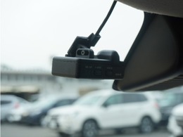 ◆ドライブレコーダー◆映像・音声などを記録する自動車用の装置です。　もしもの事故の際の記録はもちろん、旅行の際の思い出としてドライブの映像を楽しむことができます。