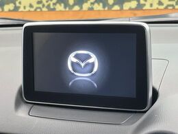 【マツダコネクトナビ】車内の雰囲気にマッチした一体型タイプのナビ。各種車輌設定やBluetooth再生等、様々な機能が楽しめます。直感的なダイヤル操作が可能で、使い勝手も良好です。