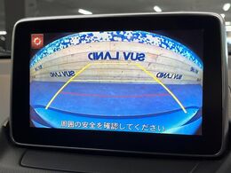 【バックカメラ】駐車時に後方がリアルタイム映像で確認できます。大型商業施設や立体駐車場での駐車時や、夜間のバック時に大活躍！運転スキルに関わらず、今や必須となった装備のひとつです！