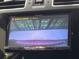 【バックカメラ】駐車時に後方がリアルタイム映像で確認できます。大型商業施設や立体駐車場での駐車時や、夜間のバック時に大活躍！運転スキルに関わらず、今や必須となった装備のひとつです！