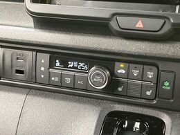 【オートエアコン】一度お好みの温度に設定すれば、車内の温度を検知し風量や温度を自動で調整。暑い…寒い…と何度もスイッチ操作をする必要はありません。快適な車内空間には必須の機能ですね♪
