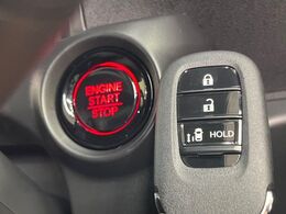 【Hondaスマートキー】カバンやポケットに入れたままでもドアの施錠・解錠が可能なスマートキーを装備。エンジンのオン・オフ時もカギを取り出す必要が無いからとっても便利です♪