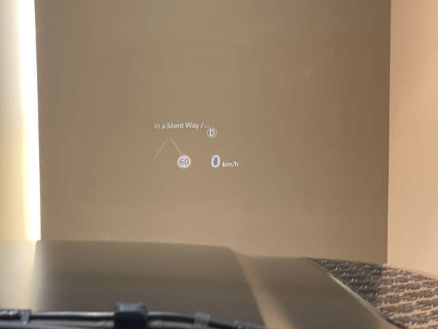 メーカーオプション【ヘッドアップディスプレイ（HUD）】　ナビやメーターなどの各種情報がウインドウに投影され、走行中の視線移動を最小限に留め、安全運転に貢献します。