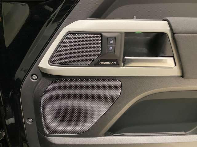 英国の高級オーディオブランド【MERIDIAN】サウンドシステムを標準装備しています。400Wのパワーアンプで11基のスピーカーを駆動し、自然でまろやかな音響空間を生み出します。