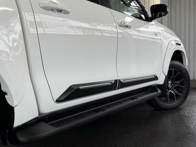 社外サイドガーニッシュ貼り付け済み！！