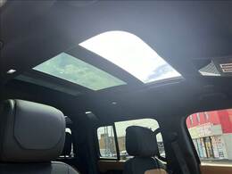 開閉式ルーフです！車内に気持ちいい自然光が差し込み、頭上に広がる風景をお楽しみいただけます。快適な車内温度を維持し日差しから乗員とインテリアを守るダークカラーのガラスを装備しております！