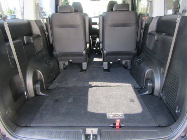 後部座席はさらに広大なスペースになっています。足元が特に幅広いので、人が乗る時でも、荷物を足元に置く時でも柔軟に使えます。