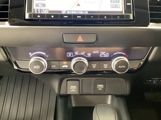 エアコンはオート機能でお好みの温度に調整可能です。オールシーズン快適にドライブできます！