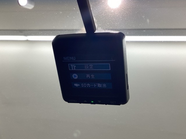 昨今必須のアイテム、ドライブレコーダ付き！万が一の際の映像を証拠として残せます。おひとりで運転している時でも安心ですね☆内蔵のカードを取り出せばパソコンでも映像が確認できます。