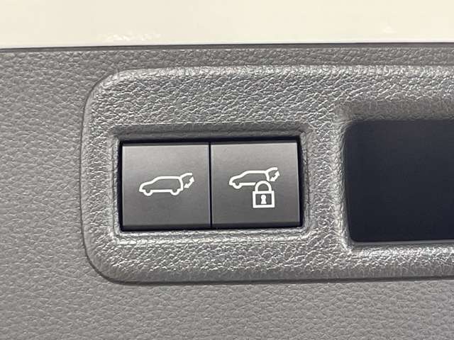 【電動リアゲート】荷物を抱えた状態でもリアゲートの開閉が可能です☆お買い物時やアウトドアの際に役立ちますね☆